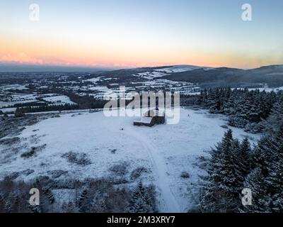 Der Hellfire Club an einem kalten und klaren Dezember Abend mit Schneebedeckung. Stockfoto