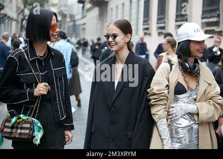 MAILAND, ITALIEN - 25. SEPTEMBER 2022: Frauen mit schwarzer Jacke und silbernem Kleid vor der Modenschau Giorgio Armani, Mailand Fashion Week Street Style Stockfoto