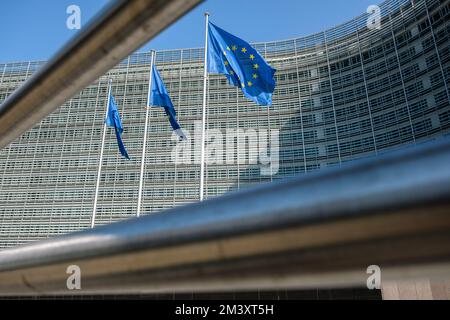 Mehrere offizielle europäische Flaggen mit den blauen und gelben Sternen sind entlang des Berlaymont-Gebäudes gehisst | plusieurs drapeaux officiels europeens Stockfoto