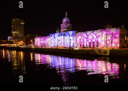 Die Winterbeleuchtung des Custom House in Dublin City. Stockfoto