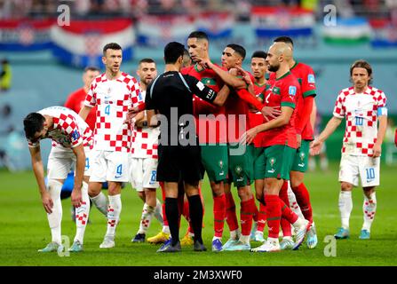 Marokkos Achraf Hakimi zeigt auf den Schiedsrichter Abdulrahman Al-Jassim, der während des Spiels der FIFA-Weltmeisterschaft auf dem dritten Platz im Khalifa International Stadium in Doha seine Worte tauscht. Foto: Samstag, 17. Dezember 2022. Stockfoto