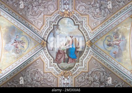 DOMODOSSOLA, ITALIEN - 19. JULI 2022: Das neobarocke Fresko der Heimsuchung an der Decke der Kirche Santuario Madonna della Neve von einem unbekannten Künstler. Stockfoto