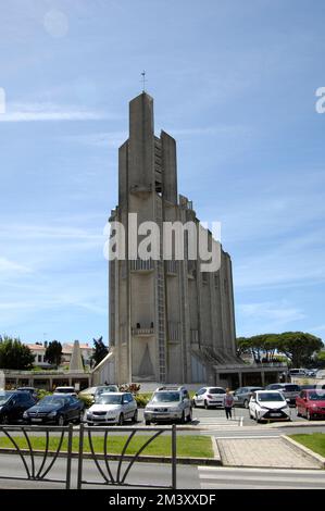 MODERNE ARCHITEKTUR - ROYAN CATHEDRAL - CHARENTE MARITIME FRANCE - ERBAUT IM JAHR 1958 VON DEN ARCHITEKTEN GUILLAUME GILLET UND BERNARD LAFAILLE, RENÉ SANGER UND OU STENG UND GLASHERSTELLER HENRI MARTIN-KIESEL - BEISPIEL FÜR RAUE BETONARCHITEKTUR © F.BEAUMONT Stockfoto