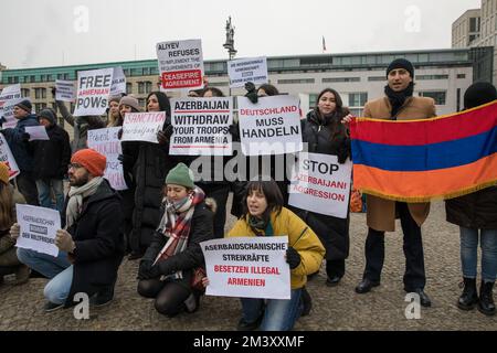 Berlin, Deutschland. 17.. Dezember 2022. Am 17. Dezember 2022 versammelten sich Demonstranten am Brandenburger Tor in Berlin, um gegen die Blockade in Artsach zu protestieren. Berichte über eine humanitäre Katastrophe, die sich derzeit in Artsach (Berg-Karabach) aufgrund der anhaltenden und ungebrochenen Kampagne Aserbaidschans gegen das armenische Volk entwickelt. Kredit: ZUMA Press, Inc./Alamy Live News Stockfoto