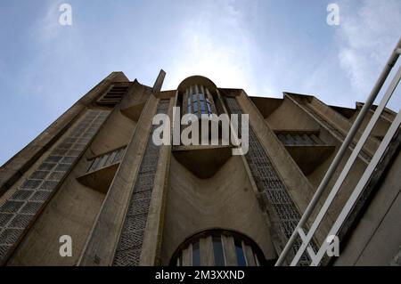 MODERNE ARCHITEKTUR - ROYAN CATHEDRAL - CHARENTE MARITIME FRANCE - ERBAUT IM JAHR 1958 VON DEN ARCHITEKTEN GUILLAUME GILLET UND BERNARD LAFAILLE, RENÉ SANGER UND OU STENG UND GLASHERSTELLER HENRI MARTIN-KIESEL - BEISPIEL FÜR RAUE BETONARCHITEKTUR © F.BEAUMONT Stockfoto