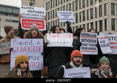 Berlin, Deutschland. 17.. Dezember 2022. Am 17. Dezember 2022 versammelten sich Demonstranten am Brandenburger Tor in Berlin, um gegen die Blockade in Artsach zu protestieren. Berichte über eine humanitäre Katastrophe, die sich derzeit in Artsach (Berg-Karabach) aufgrund der anhaltenden und ungebrochenen Kampagne Aserbaidschans gegen das armenische Volk entwickelt. Kredit: ZUMA Press, Inc./Alamy Live News Stockfoto