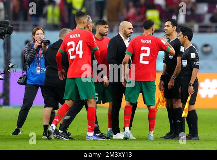 Der marokkanische Achraf Hakimi spricht am Ende des Spiels der FIFA-Weltmeisterschaft auf dem dritten Platz im Khalifa International Stadium in Doha mit dem Schiedsrichter Abdulrahman Al-Jassim. Foto: Samstag, 17. Dezember 2022. Stockfoto
