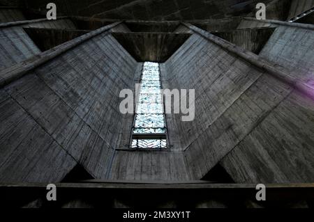 MODERNE ARCHITEKTUR - ROYAN CATHEDRAL - CHARENTE MARITIME FRANCE - ERBAUT IM JAHR 1958 VON DEN ARCHITEKTEN GUILLAUME GILLET UND BERNARD LAFAILLE, RENÉ SANGER UND OU STENG UND GLASHERSTELLER HENRI MARTIN-KIESEL - BEISPIEL FÜR RAUE BETONARCHITEKTUR © F.BEAUMONT Stockfoto