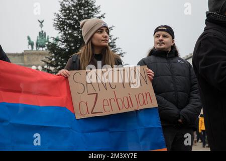 Berlin, Deutschland. 17.. Dezember 2022. Am 17. Dezember 2022 versammelten sich Demonstranten am Brandenburger Tor in Berlin, um gegen die Blockade in Artsach zu protestieren. Berichte über eine humanitäre Katastrophe, die sich derzeit in Artsach (Berg-Karabach) aufgrund der anhaltenden und ungebrochenen Kampagne Aserbaidschans gegen das armenische Volk entwickelt. Kredit: ZUMA Press, Inc./Alamy Live News Stockfoto