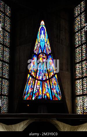 MODERNE ARCHITEKTUR - ROYAN CATHEDRAL - CHARENTE MARITIME FRANCE - ERBAUT IM JAHR 1958 VON DEN ARCHITEKTEN GUILLAUME GILLET UND BERNARD LAFAILLE, RENÉ SANGER UND OU STENG UND GLASHERSTELLER HENRI MARTIN-KIESEL - BEISPIEL FÜR RAUE BETONARCHITEKTUR © F.BEAUMONT Stockfoto