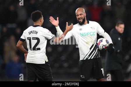 David McGoldrick von Derby County (rechts) und Korey Smith nach dem Spiel Sky Bet League One im Pride Park Stadium, Derby. Foto: Samstag, 17. Dezember 2022. Stockfoto