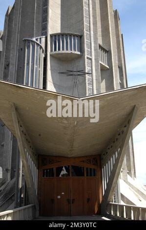 MODERNE ARCHITEKTUR - ROYAN CATHEDRAL - CHARENTE MARITIME FRANCE - ERBAUT IM JAHR 1958 VON DEN ARCHITEKTEN GUILLAUME GILLET UND BERNARD LAFAILLE, RENÉ SANGER UND OU STENG UND GLASHERSTELLER HENRI MARTIN-KIESEL - BEISPIEL FÜR RAUE BETONARCHITEKTUR © F.BEAUMONT Stockfoto