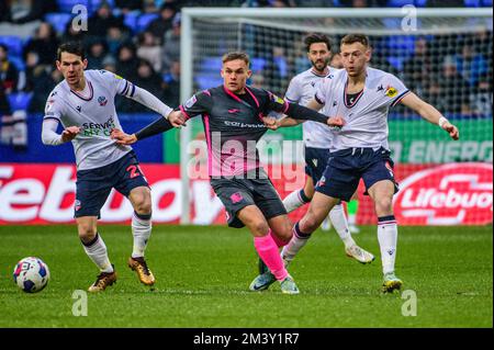 Bolton, Großbritannien. 17.. Dezember 2022George Johnston of Bolton Wanderers tritt am Samstag, den 17.. Dezember 2022, während des Sky Bet League 1-Spiels zwischen Bolton Wanderers und Exeter City an der University of Bolton in Bolton in Bolton an. (Kredit: Ian Charles | MI News & Sport) Kredit: MI News & Sport /Alamy Live News Stockfoto