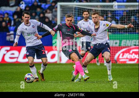 Bolton, Großbritannien. 17.. Dezember 2022George Johnston of Bolton Wanderers tritt am Samstag, den 17.. Dezember 2022, während des Sky Bet League 1-Spiels zwischen Bolton Wanderers und Exeter City an der University of Bolton in Bolton in Bolton an. (Kredit: Ian Charles | MI News & Sport) Kredit: MI News & Sport /Alamy Live News Stockfoto