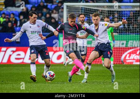 Bolton, Großbritannien. 17.. Dezember 2022George Johnston of Bolton Wanderers tritt am Samstag, den 17.. Dezember 2022, während des Sky Bet League 1-Spiels zwischen Bolton Wanderers und Exeter City an der University of Bolton in Bolton in Bolton an. (Kredit: Ian Charles | MI News & Sport) Kredit: MI News & Sport /Alamy Live News Stockfoto