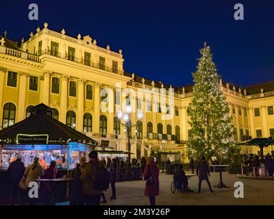 Weihnachtsmarkt vor Schloss Schönbrunn, Wien, Österreich Stockfoto