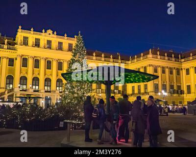Weihnachtsmarkt vor Schloss Schönbrunn, Wien, Österreich Stockfoto
