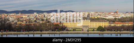 Panoramablick auf die Stadt Wien von der Gloriette, Schloss Schönbrunn, Wien, Österreich Stockfoto