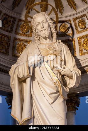 BELLANO, ITALIEN - 20. JULI 2022: Die geschnitzte polychrome Statue des Herzens Jesu vom Hauptaltar der Kirche Chiesa dei santi Nazareo e Celso Stockfoto