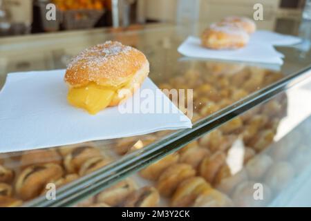 Brot mit Sahne, berliner Ball, Donut ohne Loch oder Bäckereitraum. Typisch süßes, geb. Rasil, portugal und deutschland. Straßenküche Stockfoto