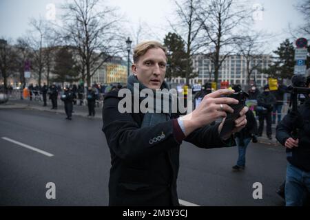 Berlin, Deutschland. 17.. Dezember 2022. Während des Protests sprang Lenz aus einem Fahrzeug und schrie „Mörder“ bei der Gegenproteste am Holocaust-Mahnmal. Dann filmte er Journalisten mit seinem Handy. Lenz hat eine lange Tradition bei der Organisation kontroverser Demonstrationen in Deutschland. Während der COVID-19-Pandemie im Jahr 2020 organisierte er beispielsweise die so genannten „Hygienedemonstrationen“ auf dem Rosa-Luxemburg-Platz in Berlin mit Sodenkamp und einer Person namens Batseba N'Diaye, die möglicherweise nicht existiert. Kredit: ZUMA Press, Inc./Alamy Live News Stockfoto