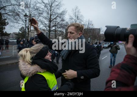 Berlin, Deutschland. 17.. Dezember 2022. Während des Protests sprang Lenz aus einem Fahrzeug und schrie „Mörder“ bei der Gegenproteste am Holocaust-Mahnmal. Dann filmte er Journalisten mit seinem Handy. Lenz hat eine lange Tradition bei der Organisation kontroverser Demonstrationen in Deutschland. Während der COVID-19-Pandemie im Jahr 2020 organisierte er beispielsweise die so genannten „Hygienedemonstrationen“ auf dem Rosa-Luxemburg-Platz in Berlin mit Sodenkamp und einer Person namens Batseba N'Diaye, die möglicherweise nicht existiert. Kredit: ZUMA Press, Inc./Alamy Live News Stockfoto