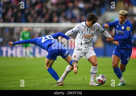 Cardiff, Großbritannien. 17.. Dezember 2022. Kenny Dougall #12 aus Blackpool unter Druck von Gavin Whyte #20 aus Cardiff City und Callum Robinson #47 aus Cardiff City während des Sky Bet Championship-Spiels Cardiff City gegen Blackpool im Cardiff City Stadium, Cardiff, Großbritannien, 17.. Dezember 2022 (Foto von Mike Jones/News Images) in Cardiff, Vereinigtes Königreich am 12/17/2022. (Foto: Mike Jones/News Images/Sipa USA) Guthaben: SIPA USA/Alamy Live News Stockfoto