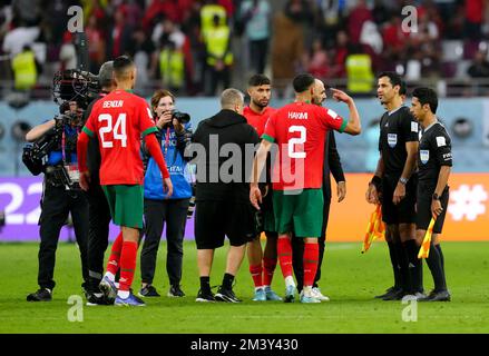 Der marokkanische Achraf Hakimi spricht am Ende des Spiels der FIFA-Weltmeisterschaft auf dem dritten Platz im Khalifa International Stadium in Doha mit dem Schiedsrichter Abdulrahman Al-Jassim. Foto: Samstag, 17. Dezember 2022. Stockfoto