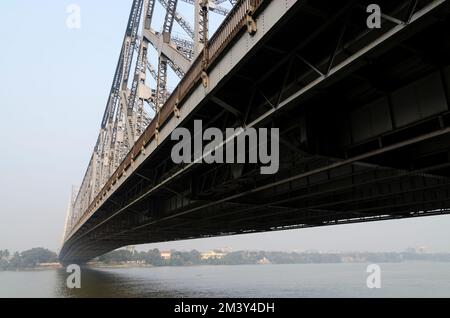 Die Howrah-Brücke in Kalkutta, die sich über den Hoogli erstreckt, verbindet die Städte Kalkutta und Howrah Stockfoto