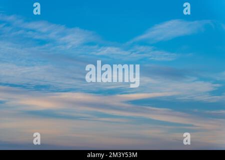 Ein typischer mittelwestlicher Winter, teilweise bewölkter Himmel mit viel Platz für Werbebotschaften Stockfoto