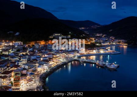 Nachtsicht auf Parga, eine wunderschöne Küstenstadt im Norden Griechenlands, sehr beliebt als touristisches Reiseziel, in der Nähe von Preveza Stadt, in Epirus, Griechenland Stockfoto