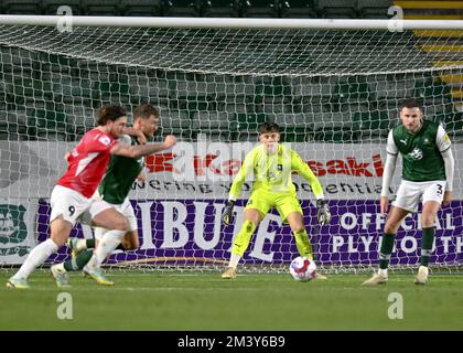 Plymouth, Großbritannien. 17.. Dezember 2022. Plymouth Argyle Torwart Michael Cooper (1) während des Spiels der Sky Bet League 1 Plymouth Argyle vs Morecambe at Home Park, Plymouth, Großbritannien, 17.. Dezember 2022 (Foto von Stanley Kasala/News Images) in Plymouth, Großbritannien, am 12./17. Dezember 2022. (Foto: Stanley Kasala/News Images/Sipa USA) Guthaben: SIPA USA/Alamy Live News Stockfoto