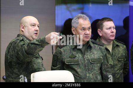 Geheimhaltungsort, Russland. 17.. Dezember 2022. Russischer Verteidigungsminister Sergei Shoigu, Mitte, mit Befehlshaber der Gemeinsamen Truppengruppe in der Sondereinsatzzone, General der Armee Sergei Surovikin, links, Vor der Aufnahme des gemeinsamen Stabs der am Krieg in der Ukraine beteiligten militärischen Zweige unter dem Vorsitz von Präsident Wladimir Putin im Hauptquartier der Task Force am 17. Dezember 2022 an einem geheimen Ort. Kredit: Gavriil Grigorov/Kreml Pool/Alamy Live News Stockfoto