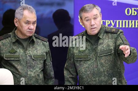 Geheimhaltungsort, Russland. 17.. Dezember 2022. Der russische Verteidigungsminister Sergei Shoigu, Left, mit dem Generalstabschef der russischen Streitkräfte - erster stellvertretender Verteidigungsminister Valery Gerasimov, Vor der Aufnahme des gemeinsamen Stabs der am Krieg in der Ukraine beteiligten militärischen Zweige unter dem Vorsitz von Präsident Wladimir Putin im Hauptquartier der Task Force am 17. Dezember 2022 an einem geheimen Ort. Kredit: Gavriil Grigorov/Kreml Pool/Alamy Live News Stockfoto