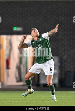 Plymouth, Großbritannien. 17.. Dezember 2022. Plymouth Argyle Verteidiger Dan Scarr (6) während des Spiels der Sky Bet League 1 Plymouth Argyle vs Morecambe at Home Park, Plymouth, Großbritannien, 17.. Dezember 2022 (Foto von Stanley Kasala/News Images) in Plymouth, Großbritannien, am 12./17. Dezember 2022. (Foto: Stanley Kasala/News Images/Sipa USA) Guthaben: SIPA USA/Alamy Live News Stockfoto