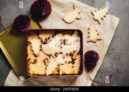 Weihnachtlich geformte Lebkekse in einer Schachtel. Stockfoto