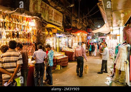 Auf den Kolkatas-Straßenmärkten ist bis spät in die Nacht viel los Stockfoto