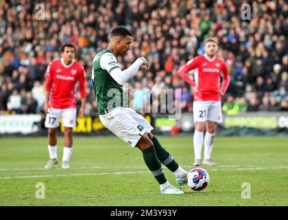 Plymouth, Großbritannien. 17.. Dezember 2022. Plymouth Argyle Forward Morgan Whittaker (19) verfehlt beim Elfmeterball während des Spiels der Sky Bet League 1 Plymouth Argyle vs Morecambe at Home Park, Plymouth, Großbritannien, 17.. Dezember 2022 (Foto von Stanley Kasala/News Images) in Plymouth, Großbritannien, am 12./17. Dezember 2022. (Foto: Stanley Kasala/News Images/Sipa USA) Guthaben: SIPA USA/Alamy Live News Stockfoto