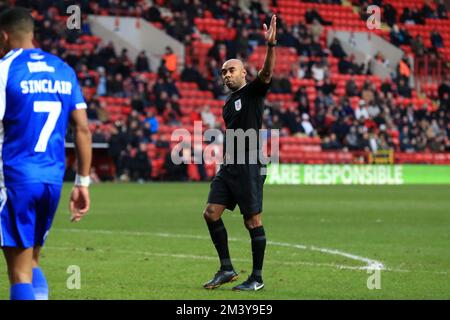 London, Großbritannien. 17.. Dezember 2022. Schiedsrichter Sam Allison beim EFL Sky Bet League 1-Spiel zwischen Charlton Athletic und Bristol Rovers am 17. Dezember 2022 im Valley, London, England. Foto von Carlton Myrie. Nur redaktionelle Verwendung, Lizenz für kommerzielle Verwendung erforderlich. Keine Verwendung bei Wetten, Spielen oder Veröffentlichungen von Clubs/Ligen/Spielern. Kredit: UK Sports Pics Ltd/Alamy Live News Stockfoto