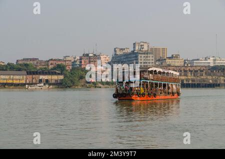 Überladenes Fährboot, das den Hoogly River überquert Stockfoto