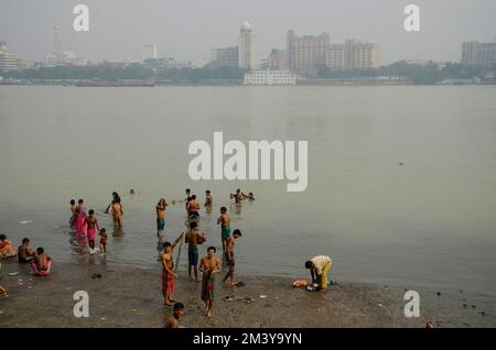 Leute baden im Fluss Hooghly, Kalkutta auf der anderen Seite Stockfoto