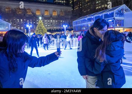 Die Skating Rink im Bank of America Winter Village im Bryant Park, New York City, USA, 2022 Stockfoto