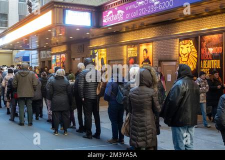 Warteschlange der Broadway-Patronen in Shubert Alley, Times Square, NYC, USA 2022 Stockfoto