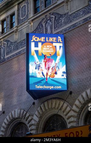 Shubert Theatre Marquee mit „Some Like IT Hot“, NYC, USA 2022 Stockfoto