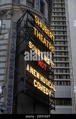 Shubert Theatre Marquee mit „Some Like IT Hot“, NYC, USA 2022 Stockfoto