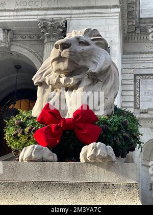 Die Löwenstatue mit Kranz während der Feiertage, New York Public Library, Hauptfiliale, New York City, USA 2022 Stockfoto