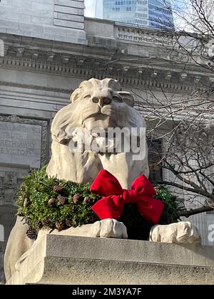 Die Löwenstatue mit Kranz während der Feiertage, New York Public Library, Hauptfiliale, New York City, USA 2022 Stockfoto