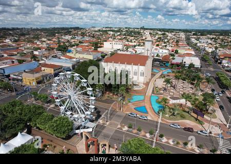 Ein Luftblick auf die Stadt Santo Antonio da Platina mit Kirche und Riesenrad in Brasilien Stockfoto