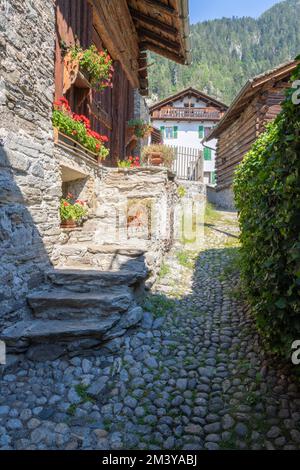 Die ländliche Architektur des Dorfes Bondo im Bregaglia Range - Schweiz. Stockfoto