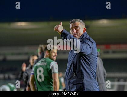 Plymouth, Großbritannien. 17.. Dezember 2022. Plymouth Argyle Manager Steven Schumacher feiert einen Vollzeitgewinn beim Sky Bet League 1-Spiel Plymouth Argyle vs Morecambe at Home Park, Plymouth, Großbritannien, 17.. Dezember 2022 (Foto von Stanley Kasala/News Images) in Plymouth, Großbritannien, am 12./17. Dezember 2022. (Foto: Stanley Kasala/News Images/Sipa USA) Guthaben: SIPA USA/Alamy Live News Stockfoto